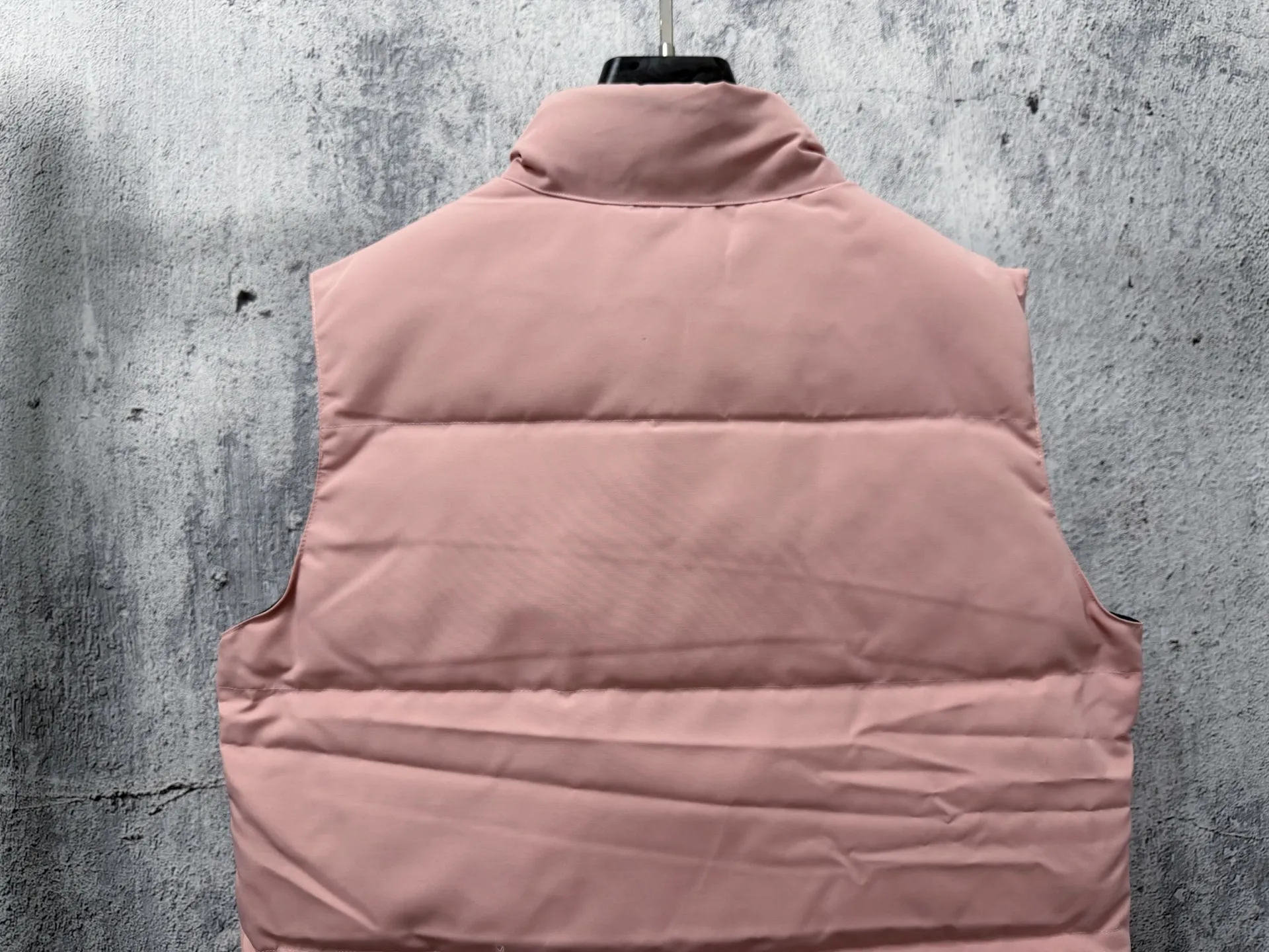 【Canada Goose】Canada Goose #Freestyle Crew 4154M Men’s and Women’s Vest Down# ➖ Imported Behringer embroidery machine and customized 10,000-needle embroidery logo! ➖ Imported 21-count polyester-cotton blended original fabric, using Feather-Light 10D waterproof coating fabric, made of 84.5% polyester fiber and 15.5% cotton, 100% the best feel in the entire network! ➖ The official website of Authentic synchronizes the national standard 80 white duck down, and will never mislead by false claims such as 90 down or goose down! ➖ 100% nylon nylon lining with double double-layer sealing design to prevent velvet from running away. Top-grade polar fleece is used in the collar and pockets to keep warm and comfortable! ➖ Yoshida YKK provides original custom-made electroplated sliders. YKK two-way lockable zippers are tight and smooth and will not peel off paint! ➖ 3M composite original Velcro is durable, and all accessories and hardware are disassembled and customized! ⛔No slander, no exaggeration, no need for too much copywriting, because it is focused, it is professional! SIZE: XS S M L XL XXL